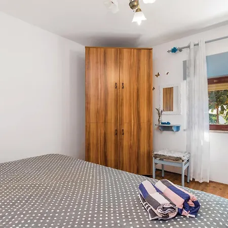 1 Bedroom Stunning In Apartment *